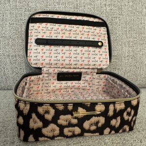 Stella & Dot "your‎ adventure awaits"  Leopard Print Cosmetic Travel Case NWOT
